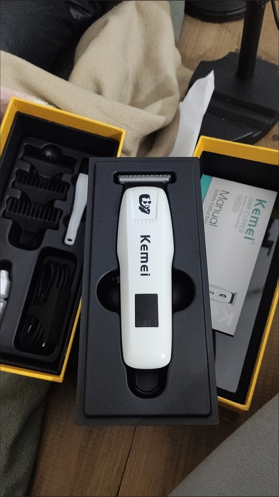 KEMEI Electric hair clipper